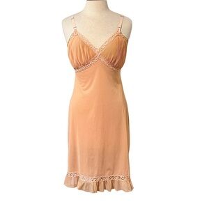 Elegant Vintage Peach Lace Trim Slip Chemise with Pleated Details